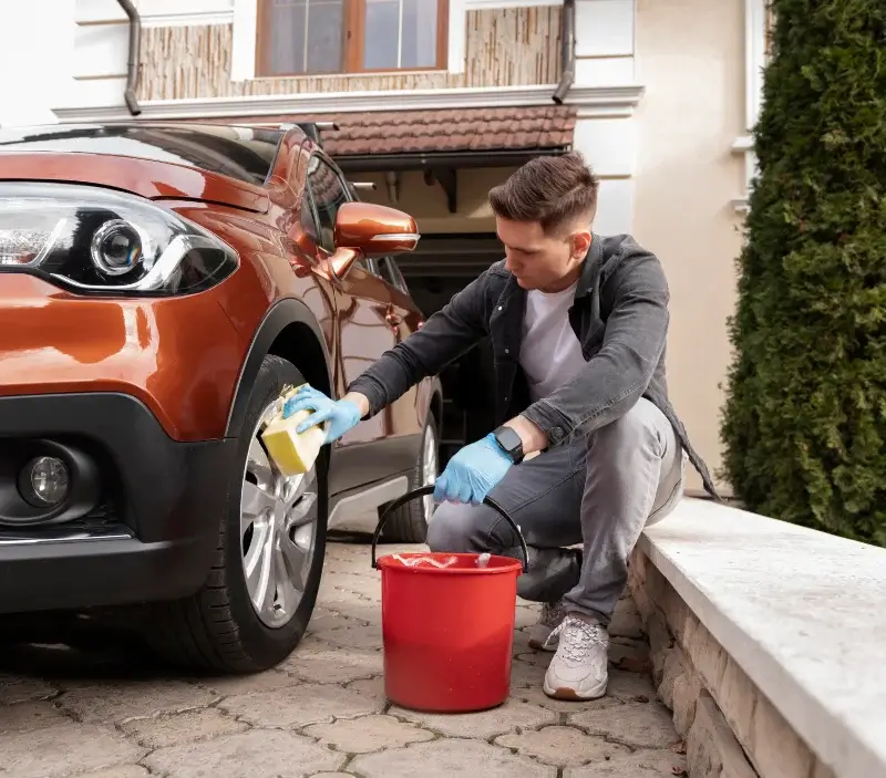 Lavage auto à domicile Sebourg : professionnel intervenant sur un véhicule